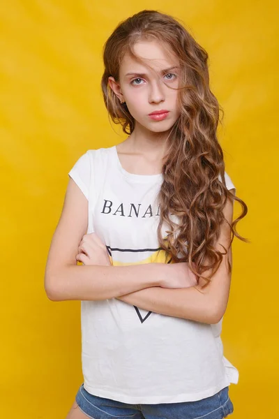 Radostné Dívka Krásnou Tmavě Hnědé Vlasy Žlutém Podkladu Dětský Styl — Stock fotografie