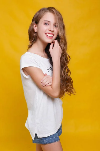 Menina Alegre Com Belo Cabelo Morena Fundo Amarelo Estilo Criança — Fotografia de Stock