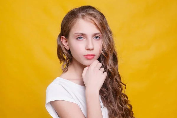 Radostné Dívka Krásnou Tmavě Hnědé Vlasy Žlutém Podkladu Dětský Styl — Stock fotografie