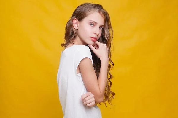 Vrolijke Meisje Met Mooie Donkerbruine Haren Gele Achtergrond Kid Stijl — Stockfoto