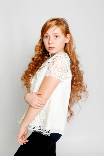 Roligt Porträtt Bedårande Röd Haired Girl Grå Bakgrund Skönhet Kid — Stockfoto
