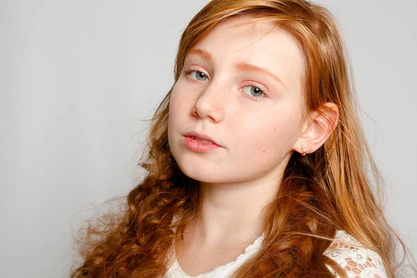 Portret Zabawa Ładny Czerwony Haired Girl Szarym Tle Piękno Dziecko — Zdjęcie stockowe