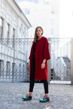 kırmızı ceket, sonbahar moda trendi sokakta yürüyen şık güzel kadın. Moda sonbahar fotoğraf. Kadın moda. Şehir yaşam tarzı.
