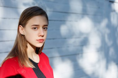 kırmızı ceket, sonbahar moda trendi sokakta yürüyen şık güzel kadın. Moda sonbahar fotoğraf. Kadın moda. Şehir yaşam tarzı.