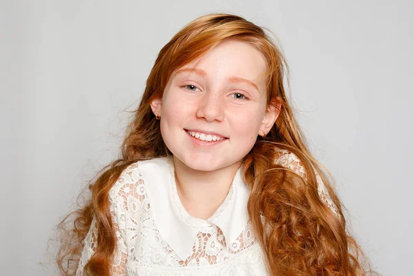 Zábava Portrét Rozkošné Červené Vlasy Dívka Šedém Pozadí Krása Kid — Stock fotografie