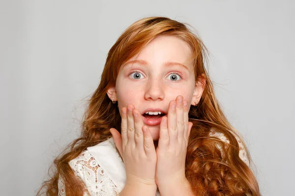 Zábava Portrét Rozkošné Červené Vlasy Dívka Šedém Pozadí Krása Kid — Stock fotografie