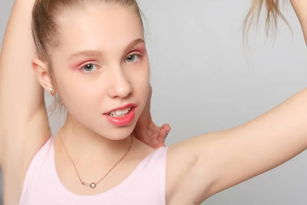 Una Bailarina Joven Adorable Hace Poses Ballet Ejercicios Estiramiento Suelo — Foto de Stock