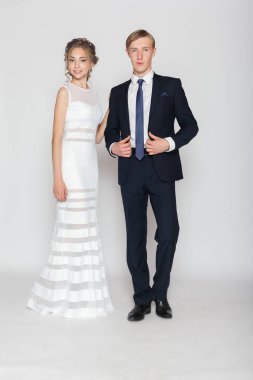 genç moda çift Studio gri bir arka plan üzerinde