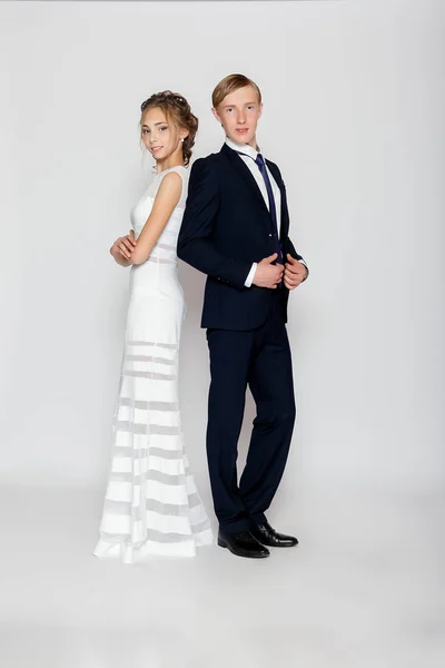Junges Modepaar Auf Grauem Hintergrund Atelier — Stockfoto