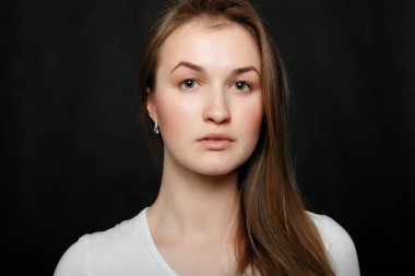 Gençlik, yaşam tarzı ve eğitim kavramı. Genç hippi kız giyiyor boş beyaz gömlek ve siyah pantolon, siyah arka plan görüntü.