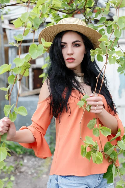 Muchacha Joven Atractiva Con Pelo Ondulado Con Sombrero Elegante Traje — Foto de Stock