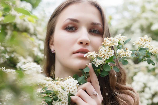 闭上一幅粉红色复古的漂亮女孩的肖像 站在五颜六色的花朵旁 浪漫女人的艺术作品 漂亮的温柔模型看相机 — 图库照片