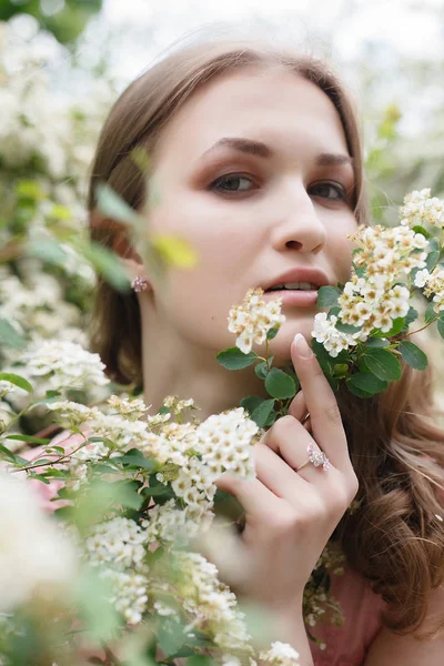 Gros Plan Portrait Une Belle Fille Dans Une Robe Vintage — Photo