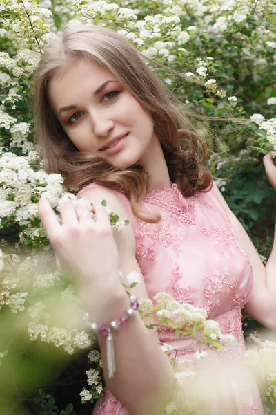 Bliska Portret Pięknej Dziewczyny Różowej Sukience Vintage Stojącego Obok Kolorowych — Zdjęcie stockowe