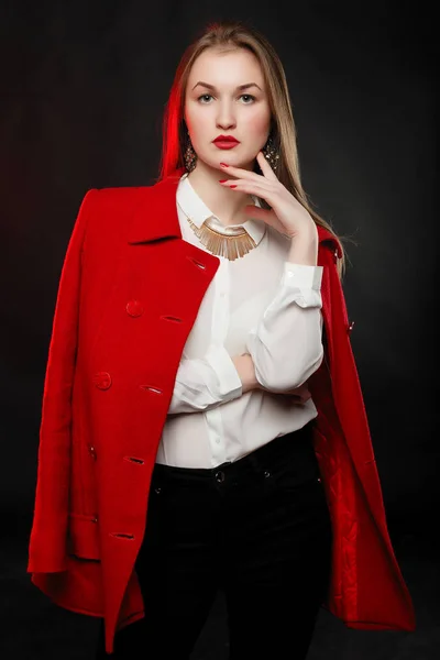 Модная Женщина Ярко Красном Пальто Белой Рубашке Золотым Ожерельем Позирующим — стоковое фото