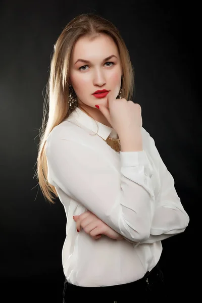 Modieuze Vrouw Heldere Rode Jas Witte Shirt Met Een Gouden — Stockfoto