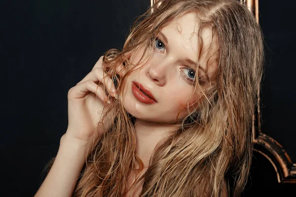 Beauty Fashion Model Girl Natural Makeup Wet Hair Black Gold — Stock Photo, Image