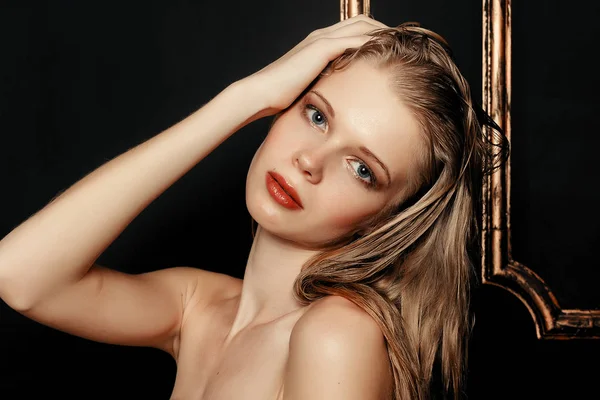 Skjønnhetsmodell Modell Modell Jente Naturlig Sminke Vått Hår Svart Gull – stockfoto