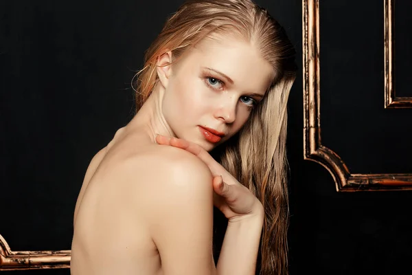 Beleza Moda Modelo Menina Maquiagem Natural Cabelo Molhado Fundo Ouro — Fotografia de Stock