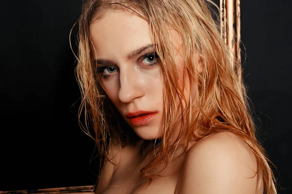 Belleza Moda Modelo Chica Maquillaje Natural Cabello Mojado Sobre Fondo —  Fotos de Stock