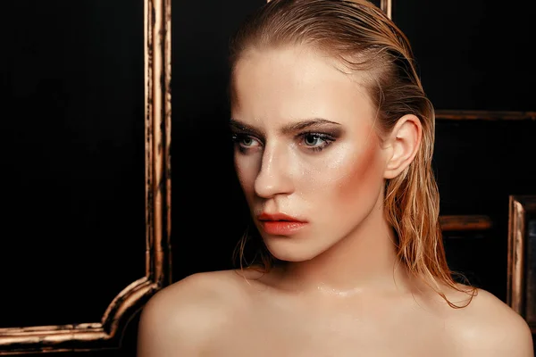 Beauty Fashion Model Girl Natural Makeup Wet Hair Black Gold — Stock Photo, Image