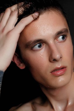 İzole yakışıklı delikanlı. Güzellik portre gömleksiz kaslı adamın siyah arka plan üzerinde duran ve kameraya bakıyor. Erkek Sağlığı.