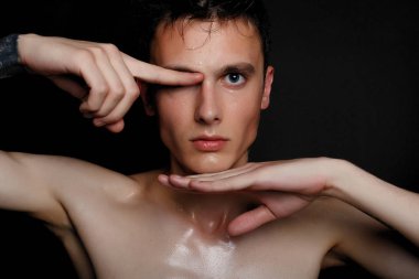 İzole yakışıklı delikanlı. Güzellik portre gömleksiz kaslı adamın siyah arka plan üzerinde duran ve kameraya bakıyor. Erkek Sağlığı.