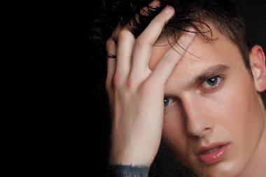 İzole yakışıklı delikanlı. Güzellik portre gömleksiz kaslı adamın siyah arka plan üzerinde duran ve kameraya bakıyor. Erkek Sağlığı.