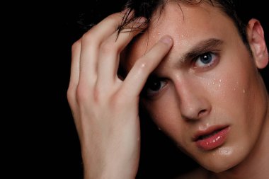 İzole yakışıklı delikanlı. Güzellik portre gömleksiz kaslı adamın siyah arka plan üzerinde duran ve kameraya bakıyor. Erkek Sağlığı.