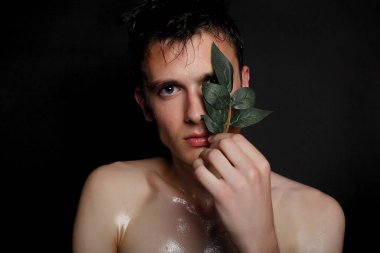 İzole yakışıklı delikanlı. Güzellik portre gömleksiz kaslı adamın siyah arka plan üzerinde duran ve kameraya bakıyor. Erkek Sağlığı.