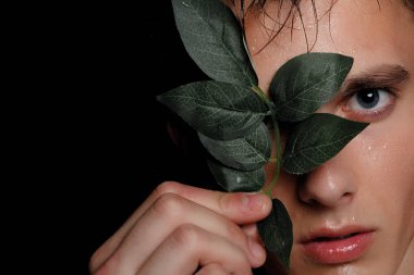 İzole yakışıklı delikanlı. Güzellik portre gömleksiz kaslı adamın siyah arka plan üzerinde duran ve kameraya bakıyor. Erkek Sağlığı.