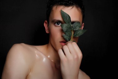 İzole yakışıklı delikanlı. Güzellik portre gömleksiz kaslı adamın siyah arka plan üzerinde duran ve kameraya bakıyor. Erkek Sağlığı.