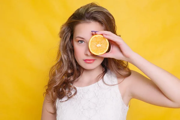 Joven Modelo Moda Divertida Hermosa Con Rebanada Naranja Sobre Fondo — Foto de Stock