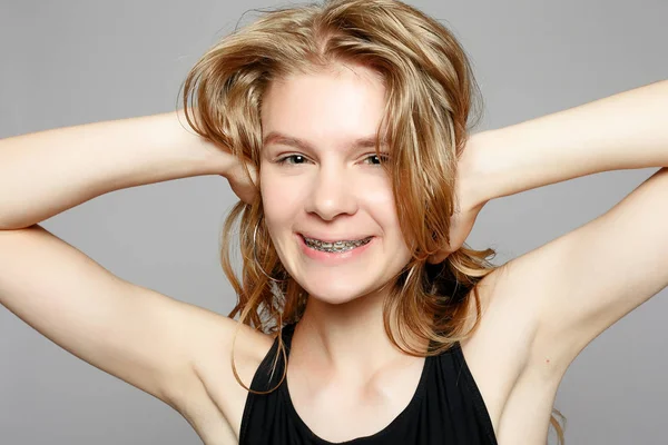 美容コンセプト 歯科ブレースを示す十代の少女の肖像画 歯科の 代少女の笑顔の顔の肖像画 — ストック写真
