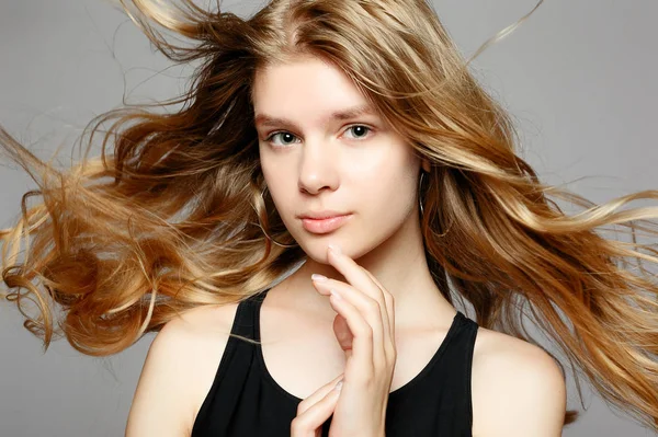 Atraktivní Mladá Dívka Dotýká Její Tvář Fotografie Blondýnka Perfektní Pleť — Stock fotografie