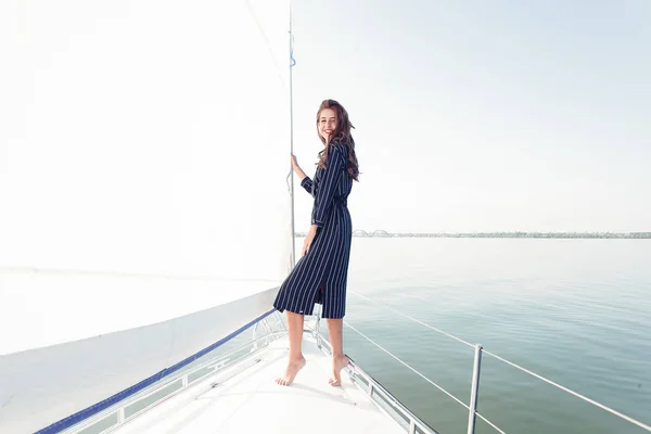 夏の日にヨットの魅力的な女の子が ヨットをポーズ見事なロマンチックな女性のファッションの肖像画のクローズ アップ エレガントなドレス 夏服を着ています 青い空 サンセット — ストック写真