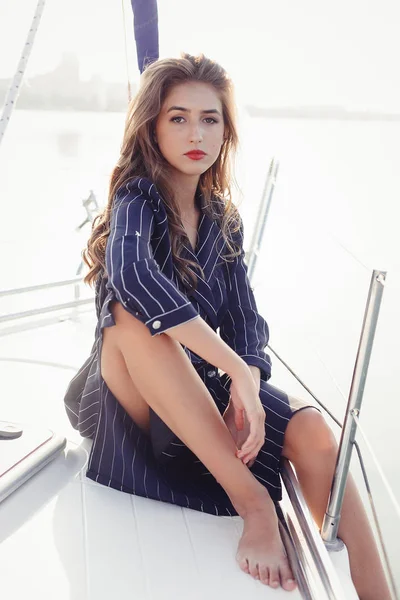 Attraktiva Flicka Yacht Sommardag Närbild Mode Porträtt Fantastisk Romantisk Kvinna — Stockfoto