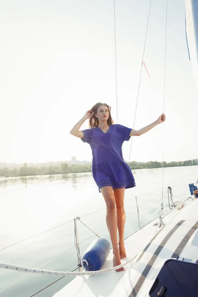 夏の日にヨットの魅力的な女の子が ヨットをポーズ見事なロマンチックな女性のファッションの肖像画のクローズ アップ エレガントなドレス 夏服を着ています 青い空 サンセット — ストック写真