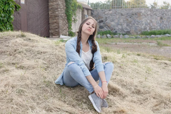 一个美丽的浪漫年轻女子在乡下日落的肖像 牛仔服装迷人的女孩 — 图库照片