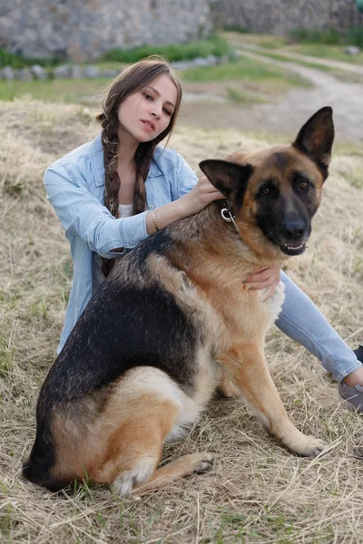 Gün Batımında Kırsalında Güzel Bir Romantik Genç Kadın Portresi Denim — Stok fotoğraf