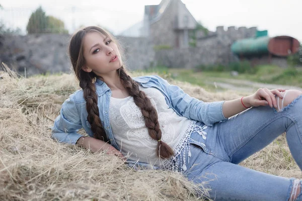 Retrato Una Hermosa Joven Romántica Campo Atardecer Chica Atractiva Ropa —  Fotos de Stock