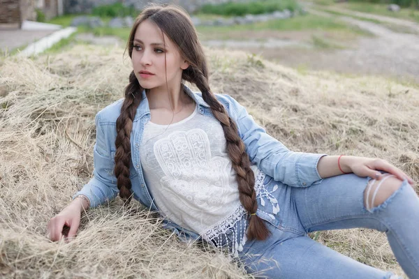 Retrato Una Hermosa Joven Romántica Campo Atardecer Chica Atractiva Ropa —  Fotos de Stock