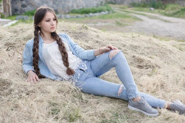 Porträtt Vacker Romantisk Ung Kvinna Landsbygden Vid Solnedgången Attraktiva Flicka — Stockfoto