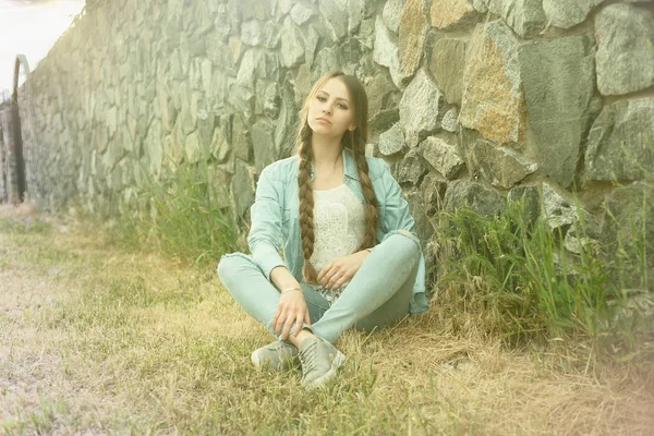 Gün Batımında Kırsalında Güzel Bir Romantik Genç Kadın Portresi Denim — Stok fotoğraf