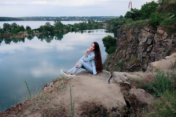 Kobieta Młody Turysta Siedzi Górze Montażu Patrząc Piękny Krajobraz Piesze — Zdjęcie stockowe