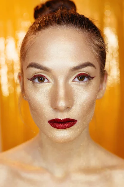 Retrato Chica Mágica Oro Maquillaje Dorado Retrato Cerca Toma Del — Foto de Stock