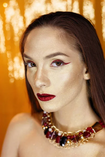 Sihirli Kız Portre Altın Altın Makyaj Yakın Çekim Portre Vurdu — Stok fotoğraf