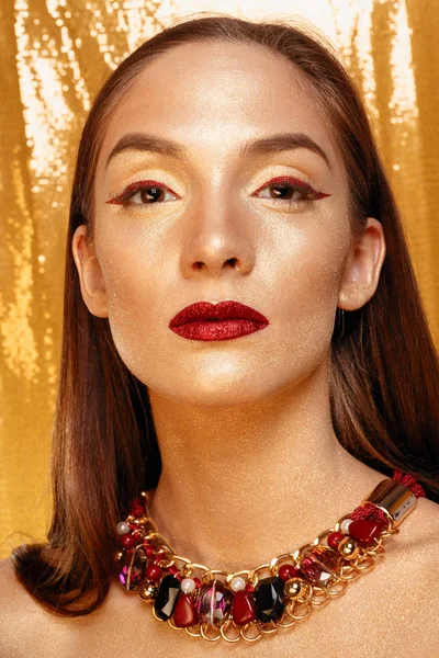 Retrato Chica Mágica Oro Maquillaje Dorado Retrato Cerca Toma Del — Foto de Stock