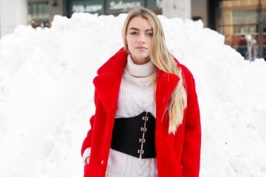 kış, moda, kavram - güzel bir genç kadının portresi kırmızı kürk ceket yakın çekim kar taneleri soğuk kış gülümseyen şehir etrafında yürür Moda insanlar, frost, taze hava nefes kış gün. günbatımı