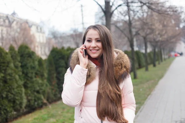 Emociones Tecnología Concepto Las Personas Sonriente Joven Mujer Adolescente Mensajes — Foto de Stock